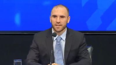 A Martín Guzmán se le acerca la hora de mostrar las cartas y crece la tensión
