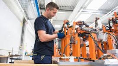 El corralito de pesos ayuda al repunte de la industria pero no aleja la recesión