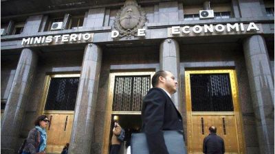 Tras la fuerte emisión de pesos, el mercado se pregunta qué hara el Gobierno para evitar una dispara