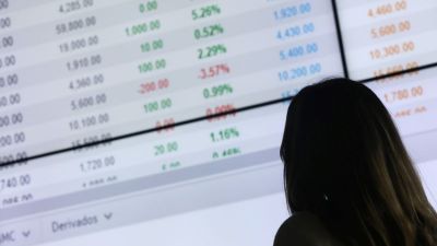 En junio la brecha entre el dólar oficial y las cotizaciones alternativas se redujo 15 puntos