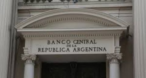 Por el poder de fuego del BCRA, Pichetto y la Fed, el peso lidera a monedas emergentes desde mayo