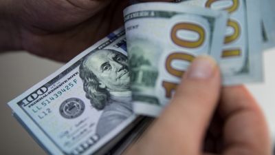 Los depósitos privados en dólares cayeron 18% en 2020