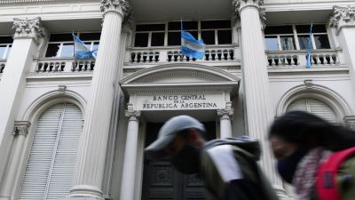 Con guiño del FMI, el Gobierno busca reducir la bola de Leliqs para restarle presión al dólar
