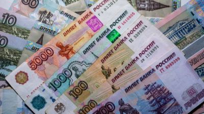 Exclusión del SWIFT y sanciones al Banco Central de Rusia: EEUU y la Unión Europea impulsan una ?caída libre? del rublo