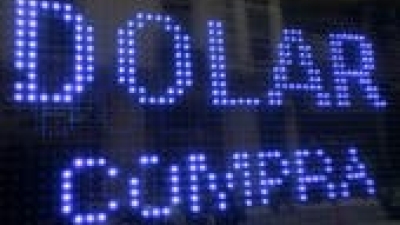 El dólar acotó la suba a $ 8 y quedó en los $ 55 a fuerza de tasas y venta de reservas