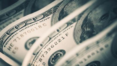 El dólar oficial sube en junio más que los precios de sus versiones libres