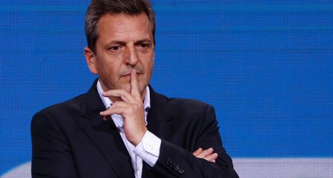 Búsqueda de dólares y ajuste fiscal: cómo fue el primer mes de Massa al frente de Economía