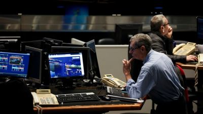La operación con bonos en dólares quedó restringida por la aplicación de la normativa de la CNV