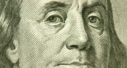 El blue sube $ 13 y rompe con una racha de 12 ruedas consecutivas en baja. Financial Times: "Los inversionistas están nerviosos por los esfuerzos para sostener el peso"