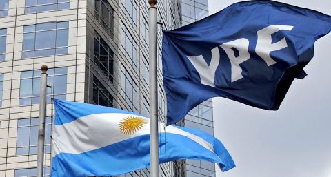 YPF vuelve a exportar petróleo tras 16 años y pagará dividendos a sus accionistas