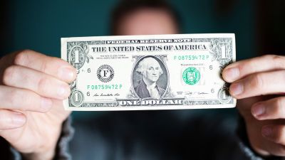 Llegan nuevos Cedears: se podrán comprar "acciones" de Spotify, Walgreens y Mastercard desde la Argentina. ¿Bitcoin o dólar? Qué me conviene más para ahorrar