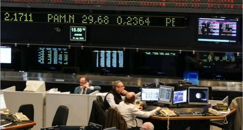 En un día de pánico, las acciones argentinas en Wall Street registran su mayor baja en la historia