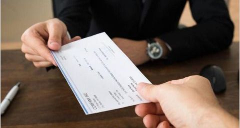 A la espera del nuevo gobierno, la tasa de descuento de cheques bajó a 42%