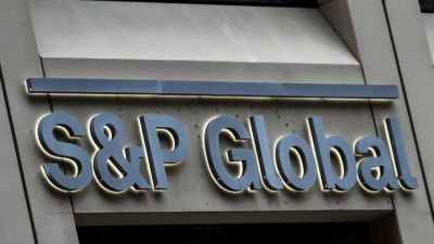 La calificadora Standard & Poor"s sacó a la deuda argentina de la categoría de "default selectivo", pero mantiene una perspectiva negativa