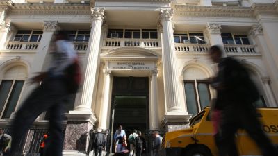 El BCRA exprime el cepo: compra récord de reservas y baja la tasa