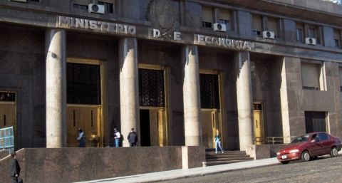 Por la pandemia, la recaudación de impuestos volvió a caer fuerte en marzo y afectó los giros a provincias
