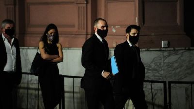Dicen no devaluar y emiten $ 100.000 por segundo. Hernán Lacunza: "Lo que no haga la política económica por las buenas lo hará el dólar por las malas". Alfonso Prat Gay analizó el escenario económico