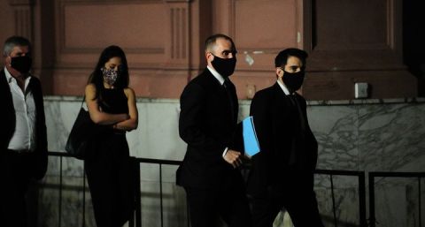 Dicen no devaluar y emiten $ 100.000 por segundo. Hernán Lacunza: "Lo que no haga la política económica por las buenas lo hará el dólar por las malas". Alfonso Prat Gay analizó el escenario económico