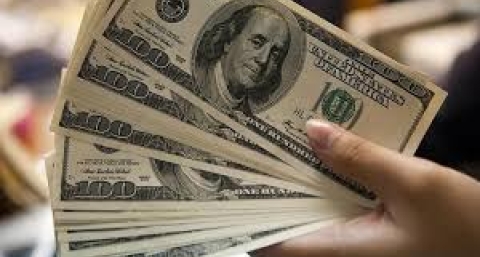 El dólar retrocede 20 centavos y la tasa queda a un paso de perforar el 63%